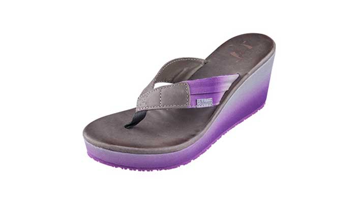 {振扬实业是拖鞋厂家、拖鞋加工厂、拖鞋代工厂、高端拖鞋定制、人字拖加工厂、定制拖鞋工厂、品牌拖鞋代工厂、凉鞋代工厂、沙滩拖鞋厂家、凉鞋厂家，不同风格的多款式组合，满足各类时尚消费者不同生活阅历和价值取向的装扮需求。}